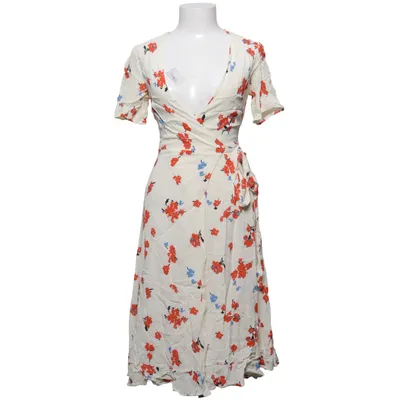 Omlottklänning (Justerbar då den är omlott. Jag är 184 cm och den går över knät. Passar mellan en XS-M. Skrynklig pga mkt packning, annars håller den sig oskrynlig vid användning!) från Reformation Viskos