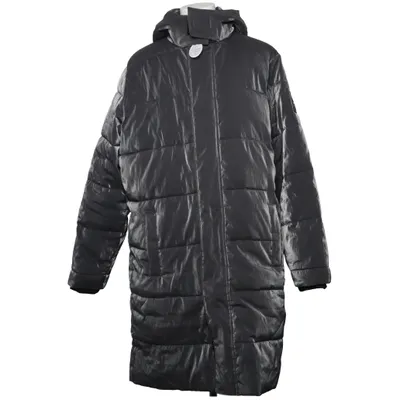 Winterjas (Hollister, Hollister jacket, winter coat, puffer coat, padded jacket, long puffer, hooded coat, insulated jacket, winter jacket, parka, black coat, black jacket, men's jacket, unisex, XL, oversized, streetwear, casual wear, everyday jacket, urban fashion, minimalist style, classic fashion, timeless style, warm jacket, cold weather, snow, winter, autumn, ski trip, travel, vacation, holiday, city wear, commuting, outdoor, hiking, camping, road trip, vanlife, outdoor lifestyle, Nordic winter, Scandinavian style, cozy, comfortable, lightweight insulation, windproof, water resistant, layering, travel essentials, festival, workwear, active lifestyle, gym, sport, TikTok, trending, Pinterest, aesthetic, practical clothing, durable, everyday essential, explorer, adventure, mountain, forest, countryside, winter fashion, cold climate, thermal jacket, hooded puffer, longline jacket, fashion, wardrobe essential, gift for him, boyfriend gift, winter travel, outdoor gear, commuter jacket, modern style, utility wear, street style, black aesthetic, comfort wear, premium casual, Hollister clothing, insulated coat, stylish winter coat, casual outfit, everyday comfort, winter wardrobe, functional fashion, adventure wear, outdoor adventure, cozy winter, travel jacket, all weather, seasonal fashion) van Hollister