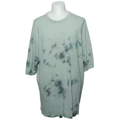 T-shirt (t shirt, oversized t shirt, loose fit,
tie dye t shirt, dyed pattern, abstract print,
green t shirt, pastel green, soft tones,
casual t shirt, everyday wear, comfy clothing,
streetwear style, urban fashion,
y2k fashion, y2k aesthetic, 2000s style,
trendy outfit, tiktok fashion, pinterest outfit,
unisex style, relaxed fit,
lightweight fabric, breathable material,
summer outfit, basic tee, wardrobe essential,
minimal aesthetic, simple design,
lounge wear, chill outfit,
versatile piece, easy outfit) de H&M Coton