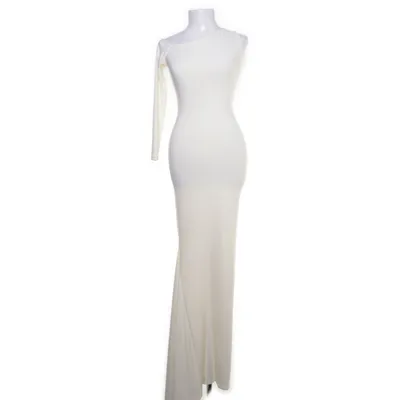 Långklänning (One Sleeve Asymmetric Maxi Dress) från Club L