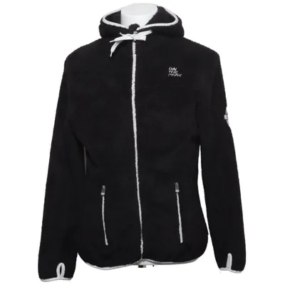 Huvtröja (Svart) från On the Peak Polyester