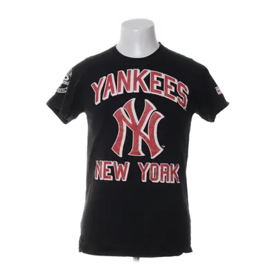 T-shirt (Svart, Röd, Vit) från Majestic Athletic