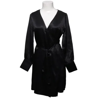 Robe portefeuille (Noir) de Camilla Norrback Soie