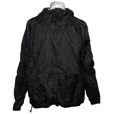 Anorak (Urban Classics, Urban Classics jacket, Urban Classics anorak, Urban Classics windbreaker, Urban Classics streetwear, Urban Classics outerwear, Urban Classics menswear, Urban Classics black jacket, black anorak, black windbreaker, black hooded jacket, black pullover jacket, black lightweight jacket, black streetwear jacket, oversized anorak, oversized windbreaker, oversized jacket, oversized streetwear, baggy jacket, loose fit jacket, relaxed fit jacket, pullover anorak, overhead jacket, overhead windbreaker, hooded anorak, hooded windbreaker, hooded pullover, drawstring hood, adjustable hood, adjustable hem, elastic cuffs, front pouch pocket, kangaroo pocket, utility pocket, flap pocket, lightweight outerwear, lightweight windbreaker, thin jacket, casual jacket, casual outerwear, everyday jacket, everyday streetwear, urban fashion, urban streetwear, urban style, street style, street fashion, streetwear aesthetic, minimalist streetwear, monochrome streetwear, all black outfit, all black aesthetic, black on black, black minimalist fashion, black oversized fashion, dark streetwear, darkwear, techwear, techwear aesthetic, techwear jacket, techwear inspired, tactical aesthetic, tactical streetwear, utility streetwear, utility fashion, functional fashion, functional streetwear, urban utility, urban outdoor, urban explorer, futuristic fashion, futuristic streetwear, cyberpunk aesthetic, cyberpunk fashion, cyberpunk streetwear, dystopian fashion, dystopian aesthetic, post apocalyptic aesthetic, post apocalyptic fashion, ninja aesthetic, urban ninja, dark ninja aesthetic, gorpcore, gorpcore jacket, gorpcore fashion, gorpcore aesthetic, outdoor streetwear, outdoor fashion, hiking inspired fashion, hiking aesthetic, adventure clothing, travel jacket, festival jacket, festival streetwear, rave fashion, rave jacket, techno fashion, techno outfit, underground fashion, underground streetwear, alternative fashion, alternative streetwear, grunge fashion, grunge streetwear, dark grunge, skater fashion, skatewear, skater aesthetic, skate style, hip hop fashion, hip hop streetwear, urban hip hop style, 90s streetwear, 90s windbreaker, 90s fashion, 90s aesthetic, vintage inspired windbreaker, retro sportswear, retro streetwear, Y2K fashion, Y2K streetwear, Y2K windbreaker, Y2K jacket, 2000s streetwear, 2000s fashion, baggy Y2K fashion, blokecore, blokecore aesthetic, football casual style, terracewear, sports casual fashion, athletic inspired streetwear, athleisure, athleisure jacket, sporty streetwear, sporty casualwear, sporty minimalist, minimalist fashion, minimalist outerwear, contemporary streetwear, modern streetwear, contemporary menswear, casual menswear, men's black jacket, men's anorak, men's windbreaker, men's hooded jacket, men's streetwear, men's oversized jacket, men's casual outerwear, unisex jacket, unisex anorak, unisex streetwear, plus size jacket, plus size streetwear, plus size outerwear, big and tall jacket, big and tall menswear, 3XL jacket, 3XL anorak, 3XL windbreaker, XXXL jacket, size 3XL, men's 3XL, men's XXXL, oversized 3XL jacket, spring jacket, autumn jacket, transitional jacket, layering jacket, everyday layering, TikTok streetwear, TikTok techwear, TikTok gorpcore, TikTok Y2K fashion, TikTok darkwear, TikTok oversized fashion, Pinterest streetwear, Pinterest techwear, Pinterest gorpcore, Pinterest black outfit, Pinterest minimalist streetwear, Pinterest urban fashion, secondhand streetwear, preloved streetwear, sustainable streetwear) von Urban Classics Polyester