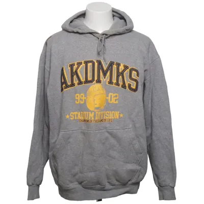 Capuchon sweater (akademiks, hoodie, hooded sweatshirt, mens hoodie, xl hoodie, grey hoodie, gray hoodie y2k fashion, 2000s style, hip hop clothing, streetwear, urban style, rap style, old school vibe, vintage streetwear logo hoodie, graphic hoodie, print hoodie, college style, varsity style, sportswear, athletic hoodie oversized hoodie, loose fit, baggy style, comfy hoodie, casual wear, everyday outfit, cozy outfit skate style, skater hoodie, street fashion, tiktok fashion, trending hoodie, aesthetic outfit unisex hoodie, cotton hoodie, pullover hoodie, kangaroo pocket, drawstring hood) van Akademiks Katoen