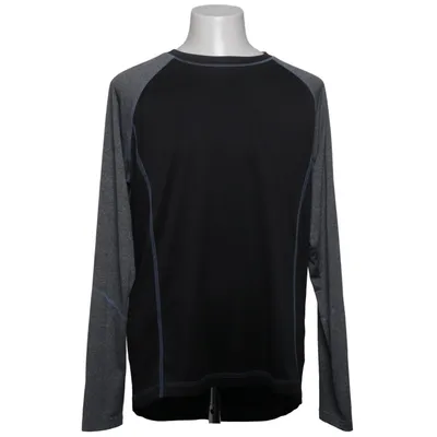 Base layer shirt (sports long sleeve shirt, athletic base layer,
breathable fabric, lightweight material, moisture wicking,
quick dry shirt, training top, gym wear,
black and grey shirt, minimalist design,
comfortable fit, stretch fabric, flexible movement,
running shirt, workout shirt, fitness clothing,
outdoor sport, activewear, performance wear,
layering piece, perfect for training or everyday use,
clean look, simple style, versatile outfit,
unisex style, casual sport outfit,
fall and winter layering,
durable quality, easy to wear) from BLWR Polyester
