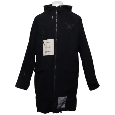 Parkas (distorted people parka, streetwear parka, black parka jacket, longline jacket, urban outerwear, designer streetwear, minimalist parka, modern street style, hooded parka, full zip jacket, utility jacket, functional outerwear, oversized parka, relaxed fit coat, mens streetwear jacket, unisex parka style, dark aesthetic outfit, all black outfit, monochrome fashion, clean streetwear look, techwear style, techwear jacket, urban techwear, tactical fashion, contemporary design, statement jacket, logo patch jacket, graphic detail jacket, unique streetwear, edgy fashion, underground brand, niche streetwear, city style, everyday outerwear, fall winter jacket, cold weather coat, wind resistant jacket, practical fashion, layered outfit, modern minimalism, capsule wardrobe outerwear, fashion forward streetwear, y2k streetwear, 2000s fashion, retro urban style, tiktok streetwear, trending fashion, hype style) från Distorted People Bomull, Polyester