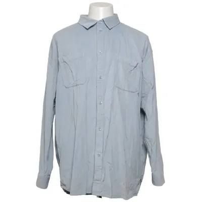 Skjorta (youturn shirt, youturn button up, youturn overshirt, casual shirt, relaxed fit shirt, loose fit shirt, streetwear shirt, everyday shirt, men’s shirt, unisex shirt, minimal style, clean look,
y2k shirt, vintage style, retro vibe, street style, urban outfit, tiktok fashion, pinterest outfit, aesthetic outfit, it girl style, soft boy aesthetic, casual drip, outfit inspo, trendy piece) från Yourturn Bomull