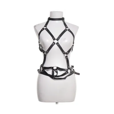Kroppssmycke (rock, heavy, metal, goth, body harness, harness top, chest harness, leather harness, strap harness, body jewelry, body accessory, statement accessory, edgy accessory, goth harness, gothic fashion, goth outfit, dark aesthetic, alt fashion, alternative style, edgy outfit, bold style, y2k harness, y2k aesthetic, 2000s style, festival outfit, rave outfit, clubwear, party outfit, techno style, berlin style, underground fashion, streetwear accessory, urban style, hype outfit, aesthetic outfit, pinterest outfit, viral fashion, tiktok style, punk style, rock style, grunge aesthetic, emo style, black harness, black outfit, minimal outfit, unisex accessory, adjustable harness, cosplay accessory, costume accessory, halloween outfit, lingerie style, fetish style (tämä tuo paljon hakua), fashion statement, unique piece, standout accessoryskull, tiktok, y2k, trending, black, halloween, festival, street, dress, black, party,  Y2k, trending, street, summer, jacket, bomber, style, festival, sport, gym, tiktok, doll, trending,street, dark, party, emo, goth, Hell, skull, playboy, santa, christmas, Work, suit, casual,) Okänd metall