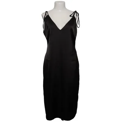 Klänning (V-neck Tied Straps Dress) från Anna Nooshin x NA-KD Polyester
