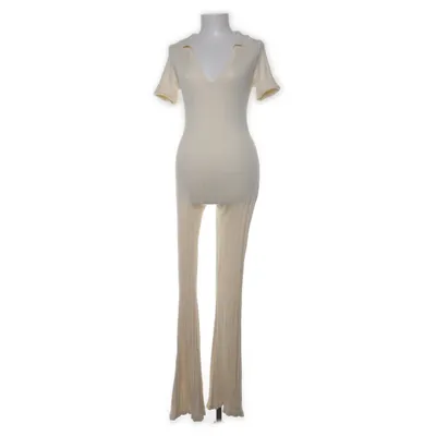 Byxdress (Beige) från PrettyLittleThing