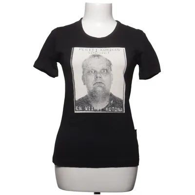 T-shirt (Pertti Kurikan nimipäivät -painatus) från Globe Hope Ekologisk bomull