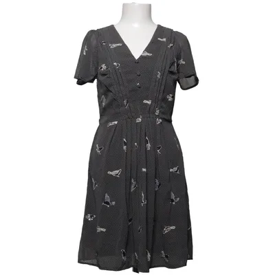 Klänning (Smickrande figursydd, sydda veck och klädda knappar ) från Uttam Boutique Polyester