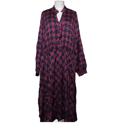 Klänning (Flatterend model met riem- voor zowel casual als feestelijk. Extra leuk met laarzen) från Selection by Ulla Popken Viskos