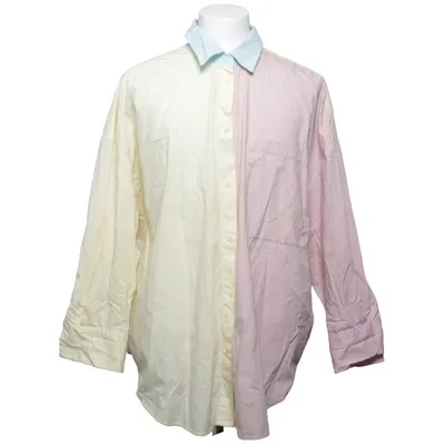 Hemd (Studio Untold, shirt, button up shirt, color block shirt, colour block shirt, pastel shirt, pastel clothing, pastel fashion, multicolor shirt, two tone shirt, contrast shirt, oversized shirt, oversized fit, relaxed fit, loose fit, long sleeve shirt, collared shirt, statement shirt, unique shirt, pink shirt, yellow shirt, cream shirt, blue collar, pastel pink, pastel yellow, baby blue, soft colors, color blocking, plus size, plus size fashion, size 54, size 56, 54/56, unisex style, gender neutral fashion, contemporary fashion, modern fashion, minimalist fashion, Scandinavian style, Nordic fashion, artsy fashion, creative fashion, artistic style, quirky fashion, playful fashion, dopamine dressing, dopamine fashion, colorful fashion, soft aesthetic, pastel aesthetic, cute aesthetic, indie style, indie fashion, indie sleaze, retro style, vintage inspired, 90s style, Y2K, Y2K fashion, Y2K shirt, streetwear, pastel streetwear, casual streetwear, oversized streetwear, Korean fashion, Korean streetwear, Harajuku inspired, Japanese streetwear, preppy style, soft grunge, art student aesthetic, art school fashion, creative outfit, statement clothing, capsule wardrobe, layering shirt, spring fashion, summer fashion, festival fashion, everyday shirt, casual shirt, smart casual, relaxed clothing, comfortable fashion, TikTok fashion, TikTok style, TikTok outfit, trending fashion, viral fashion, Pinterest fashion, Pinterest outfit, Instagram fashion, outfit inspo, pastel outfit, oversized outfit, street style, fashion aesthetic) von Studio Untold