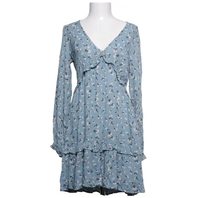 Klänning (Urocza błękitna sukienka mini w drobne kwiatuszki. Kobiecy fason z dekoltem V, długim rękawem wykończonym gumką i modnymi falbanami na dole oraz przy dekolcie. Lekki, przewiewny materiał #sukienka #kwiaty #mini #błękitna #lato #wiosna #falbany #cottagecore #boho) från House Brand Viskos