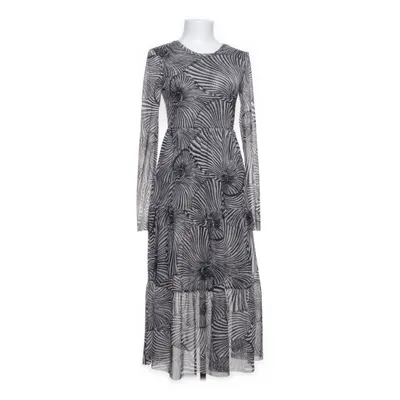 Klänning (Svart, Vit) från Baum Und Pferdgarten Elastan, Återvunnen polyester