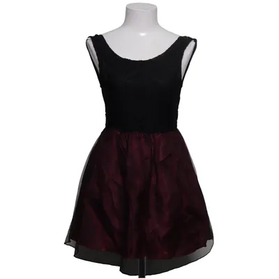 Robe de cocktail (Noir, Rouge) de Model Behaviour