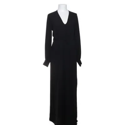 Kjole (Filippa K • klänning • svart klänning • midiklänning • långärmad klänning • damklänning • elegant klänning • minimalistisk stil • tidlös design • Filippa K dress • v-ringad klänning • svensk design • kontorsklänning • vardagsklänning • festklänning • klassisk klänning • chic stil • mjuk klänning • mode • Filippa K kvinna) fra Filippa K