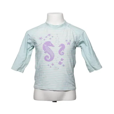 Badtröja (KappAhl, Swimwear by KappAhl, baddröja, UV-tröja, badtröja, rashguard, solskyddströja, barn, unisex, 122/128, ljus turkos, randig, sjöhäst, sommar, strand, pool) från Swimwear by KappAhl Elastan, Polyamid