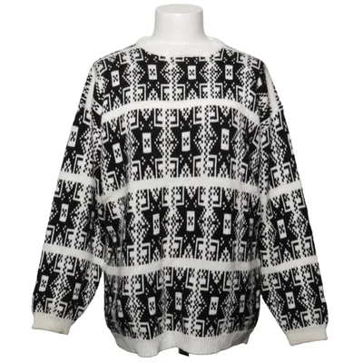 Sweater (Black, White) from Camera