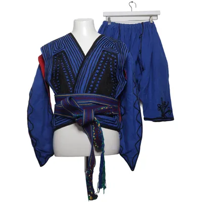 Costume folklorique (Bleu, Rouge, Noir)