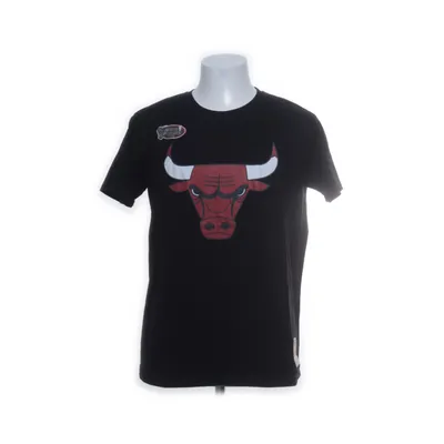 T-shirt (Svart, Röd, Vit) från Mitchell & Ness