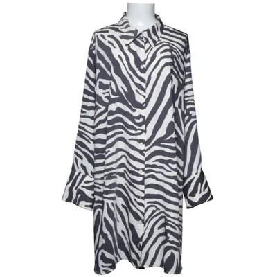 Robe (Gris, Blanc) de H&M Modern Classic Polyester