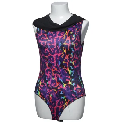 Romper (printed bodysuit, rave outfit, rave wear, festival outfit, festival fashion, rave bodysuit, festival bodysuit, techno outfit, techno fashion, EDM outfit, psytrance outfit, trance festival, house music outfit, techno queen, underground rave, warehouse rave, clubwear, club outfit, nightlife fashion, dance costume, dancewear, stage outfit, performance outfit, dancer costume, asymmetrical outfit, one sleeve outfit, cut out bodysuit, cutout outfit, statement outfit, bodycon outfit, futuristic fashion, cyber fashion, cyberpunk outfit, alien aesthetic, futuristic rave, neon outfit, neon aesthetic, UV reactive fashion, glow party, blacklight party, psychedelic fashion, psychedelic print, trippy aesthetic, abstract print, swirl pattern, bold fashion, edgy outfit, alt fashion, alternative fashion, y2k fashion, y2k aesthetic, tiktok fashion, trending fashion, baddie aesthetic, hot girl outfit, sexy rave outfit, festival girl, ibiza outfit, burning man outfit, statement piece, eye catching outfit, unique fashion, pink aesthetic, neon green aesthetic, black pink outfit, clubbing outfit, ravecore, festivalcore, cyber rave, techno aesthetic, futuristic bodysuit, asymmetrical bodysuit, fashion forward, cosplay outfit, costume fashion, avant garde fashion, dramatic outfit, one leg outfit, cutout dress, fierce aesthetic, confidence outfit, maximalist fashion, dark rave, neon rave, electronic music fashion, underground fashion, EDM fashion, bass music outfit, hardstyle fashion, techno girl, neon clubwear, statement dancewear, instagram fashion, pinterest fashion, unique festival wear, cyber fairy, space girl aesthetic, alien rave, UV glow outfit, psychedelic rave, festival statement outfitpatterned bodysuit, colorful bodysuit, abstract print bodysuit, neon print bodysuit, retro print bodysuit, y2k bodysuit, vintage style bodysuit, high cut bodysuit, sleeveless bodysuit, scoop neck bodysuit, statement bodysuit, bold print outfit, eye catching bodysuit festival bodysuit, rave outfit, clubwear bodysuit, dancewear bodysuit, performance outfit, stage outfit, party bodysuit, carnival outfit, cosplay bodysuit 80s style bodysuit, 90s fashion, retro aesthetic, vibrant colors, maximalist fashion, edgy outfit, unique fashion piece womens bodysuit, trendy bodysuit, fashion bodysuit, fitted bodysuit, stretch bodysuit, comfortable fit, standout outfit, stylish outfit tiktok fashion, instagram outfit, viral style, streetwear bodysuit, glam outfit, aesthetic outfit) Elastaan, Polyester