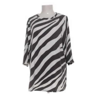 Top (Black, White) from Janina Curved
