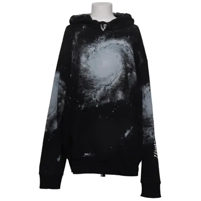 Huvtröja (galaxy hoodie, space hoodie, universe hoodie, cosmic hoodie, spiral galaxy hoodie, astronomy aesthetic, starry hoodie, celestial fashion, spacecore aesthetic, galaxy print hoodie, oversized hoodie, streetwear hoodie, unisex hoodie, black hoodie aesthetic, grunge fashion, dark aesthetic, soft grunge, indie fashion, alt fashion, emo aesthetic, goth casual, cozy oversized hoodie, Tumblr aesthetic, Pinterest fashion, celestial clothing, moon and stars aesthetic, cosmic print, astronomy lover gift, sci fi fashion, space lover outfit, stargazer aesthetic, night sky hoodie, dark academia casual, celestial core, dreamy aesthetic, oversized streetwear, comfy hoodie, winter fashion, statement hoodie, rare hoodie, aesthetic clothing, vaporwave aesthetic, cyber aesthetic, skater style, casual streetwear, unique hoodie, black oversized hoodie, galaxy lover, mystical aesthetic, cosmic vibes) från Madlady Bomull, Polyester