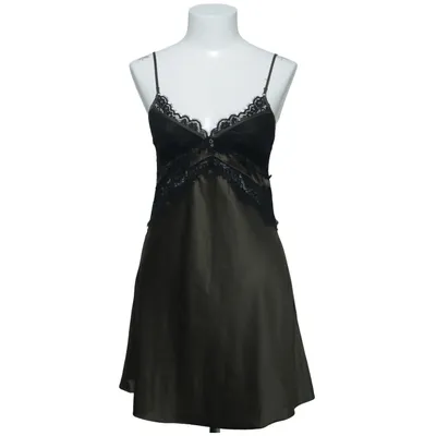 Negligé (Nattlinne, Slip, Lingerie, Smaragd, Oliv, Spets, Spetskant, Spetsdetaljer, Formsydd byst, Juvel, Diamant, Djup urringning bak, Knyt bak, Utställd kjol, Boudoir, Lyx, Glam, Smickrande, Sexy, Coquette, Vampy, Date night, Valentine's, Alla hjärtans dag, Jul) fra Noir by Hunkemöller Polyester