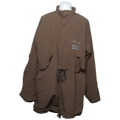 Anorak (oversized jacket, streetwear essential, brown jacket, earthy tones, neutral aesthetic, utility jacket, functional pockets, techwear vibe, minimalist design, clean modern look, lightweight jacket, perfect layering piece, fall jacket, autumn outfit, cozy style, urban style, street fashion, everyday wear, unisex jacket, relaxed fit, casual outfit, easy to style, trendy jacket, tiktok fashion, pinterest style, windbreaker style, practical and stylish, high collar jacket, modern silhouette, comfortable fit, loose oversized feel, versatile piece, fits many outfits, neutral color palette, easy to combine, stylish outerwear, everyday essential, clean aesthetic, simple but standout, modern streetwear, edgy casual look, must have jacket, wardrobe staple) från Halo Polyamid