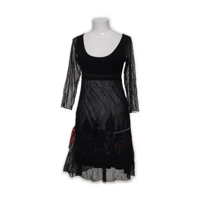 Klänning (Svart, Grå, Röd) från Cache Cache