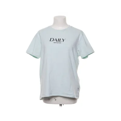 T-shirt (DAZI/LOGO MANIA TEE) från Daily Aesthetikz Bomull, Elastan