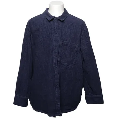 Skjorta (h&m, divided by h&m, oversized shirt, button up shirt, navy shirt, blue shirt, textured shirt, waffle texture, muslin shirt, cotton shirt, oversized fit, loose fit shirt, casual shirt, long sleeve shirt, minimalist fashion, basic shirt, everyday wear, casual outfit, comfy fashion, relaxed fit, streetwear, street style, urban fashion, skater style, oversized fashion, unisex clothing, mens fashion, womens fashion, gender neutral, dark blue shirt, vintage style, timeless fashion, classic shirt, casual streetwear, layering piece, autumn outfit, winter layering, spring fashion, relaxed clothing, soft fabric, comfy outfit, aesthetic clothing, tiktok fashion, viral fashion, trendy clothing, clean aesthetic, neutral aesthetic, capsule wardrobe, basic essential, everyday shirt, smart casual, workwear style, outdoor style, casual chic, scandinavian style, nordic fashion, minimalist outfit, oversized button shirt, loose shirt, comfy shirt, cozy outfit, indie aesthetic, casual layering, dark aesthetic, modern fashion, effortless style, soft cotton, oversized top, travel outfit, lounge style, boho casual, natural style, outdoorsy fashion, hiking style, outdoor wear, ski trip outfit, cabin wear, après ski, cozy winter style, mountain style, relaxed streetwear, comfy oversized shirt, everyday essential, vintage aesthetic, fashion basics, simple outfit, neutral tones, relaxed fashion, soft style, oversized casual shirt) från Divided by H&M Bomull