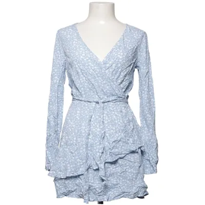 Wickelkleid (Blau, Weiß) von Pamela x NA-KD Viskose