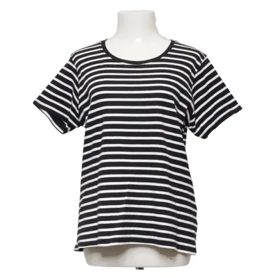 T-shirt (Isolde randig t-shirt i svart/vitt, storlek L. Kortärmad bomullströja i 100% bomull. Klassisk damtröja, basplagg, randig topp, casual, svartvit t-shirt, vardagströja, sommartröja, marin stil, tidlös stil, mjuk bomull.) fra Isolde Bomuld