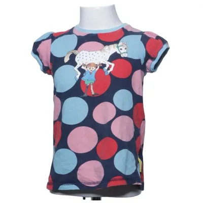 T-shirt (Åhléns • T-shirt • strl 110/116 • Pippi Långstrump • Lilla Gubben • prickig • färgglad • barntröja • kortärm • bomull • lek • förskola • retro kids • preloved • dopamine dressing • Astrid Lindgren) van Åhléns Katoen, Elastaan