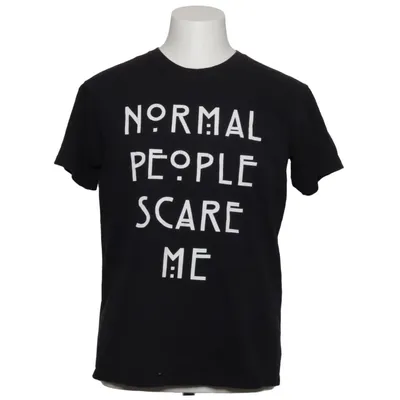 T-shirt (Normal People Scare Me) van American Horror Story Katoen
