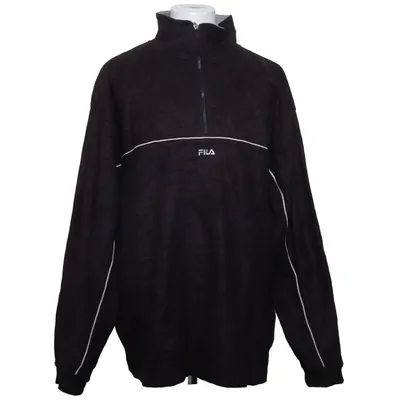 Fleecepullover (Fila, FILA fleece, Fila fleece pullover, Fila fleece sweater, Fila fleece jacket, Fila half zip, Fila quarter zip, Fila zip neck, Fila pullover, Fila sweatshirt, Fila sportswear, Fila vintage, vintage Fila, retro Fila, Fila heritage, Fila Italia, black Fila fleece, black fleece pullover, black half zip, oversized fleece, oversized pullover, oversized sweatshirt, XXL fleece, XXL pullover, size XXL, unisex fleece, men’s fleece, women’s oversized fleece, sports fleece, warm fleece, cozy fleece, winter fleece, outdoor fleece, casual fleece, high neck fleece, funnel neck fleece, mock neck fleece, stand collar, zip collar, contrast piping, white piping, embroidered logo, Fila logo, logo fleece, logo pullover, sportswear, athletic wear, activewear, streetwear, vintage sportswear, retro sportswear, heritage sportswear, old school sportswear, 90s sportswear, 1990s fashion, 90s fashion, 90s streetwear, 90s fleece, Y2K fashion, Y2K streetwear, Y2K sportswear, Y2K fleece, 2000s fashion, archive fashion, vintage streetwear, retro streetwear, old school streetwear, gorpcore, gorpcore fleece, normcore, blokecore, athleisure, sporty aesthetic, sporty streetwear, tenniscore, football casual, terrace style, terrace wear, casuals fashion, Britpop style, indie sleaze, dadcore, grandpacore, skater style, skatewear, hip hop fashion, 90s hip hop, rave fashion, 90s rave, techno style, festival fashion, urban fashion, minimalist streetwear, monochrome fashion, black streetwear, oversized fashion, baggy style, relaxed fit, loose fit, cozy streetwear, winter streetwear, layering piece, outdoor streetwear, retro athletic, vintage athletic, sportswear collector, Fila collector, vintage logo clothing, designer sportswear, Italian sportswear, iconic sportswear, throwback fashion, nostalgic fashion, 90s nostalgia, retro aesthetic, vintage aesthetic, Y2K aesthetic, streetwear aesthetic, TikTok fashion, TikTok vintage, Depop style, Pinterest fashion, archive streetwear, rare Fila, collectible Fila) von Fila Polyester