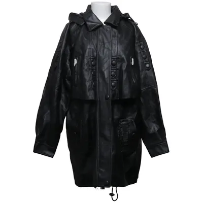 Vinterjakke (Victory, black coat, black leather coat, leather jacket, long leather jacket, hooded leather jacket, oversized leather jacket, faux leather coat, black jacket, long black coat, hooded coat, biker jacket, biker coat, motorcycle style, moto jacket, utility jacket, military inspired, tactical style, statement jacket, statement coat, oversized coat, oversized fashion, plus size coat, plus size fashion, size 3XL, relaxed fit, unisex style, streetwear, urban fashion, alternative fashion, edgy fashion, grunge, goth, gothic fashion, darkwear, dark aesthetic, punk style, rock style, metal style, industrial style, cyber style, dystopian fashion, avant garde, futuristic fashion, 90s inspired, Y2K, Y2K fashion, vintage inspired, retro fashion, black monochrome, all black outfit, winter coat, autumn coat, fall fashion, festival fashion, unique jacket, rare style, designer look, TikTok fashion, TikTok trending, viral fashion, Pinterest aesthetic, street style, alternative streetwear) fra Victory Polyester