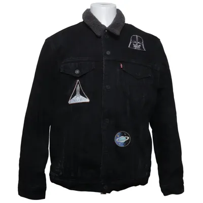 Gevoerde spijkerjas (Levi’s, Levi Strauss & Co, Levi Strauss, Levi’s jacket, Levi’s denim jacket, denim jacket, sherpa jacket, sherpa denim jacket, lined denim jacket, fleece lined jacket, trucker jacket, denim trucker, black denim, black denim jacket, black jacket, XL jacket, oversized jacket, oversized denim, unisex jacket, mens jacket, winter denim jacket, warm jacket, sherpa collar, fleece collar, borg collar, Star Wars, Star Wars jacket, Darth Vader, Darth Vader jacket, Darth Vader patch, Star Wars patches, space patches, galaxy, galaxy aesthetic, space aesthetic, sci fi, sci-fi fashion, science fiction, cosmic, cosmic aesthetic, astronomy, planet, Saturn, spaceship, space shuttle, NASA style, spacecore, galaxycore, geek fashion, nerd fashion, fandom fashion, movie merchandise, film merchandise, collectible clothing, collectible jacket, collector item, rare jacket, statement jacket, patch jacket, embroidered jacket, patched denim, custom look, graphic jacket, logo jacket, branded jacket, iconic denim, heritage denim, American denim, Americana, western style, workwear, workwear jacket, utility style, streetwear, street style, urban fashion, casualwear, skater, skatewear, grunge, punk, alternative, alt fashion, goth, dark aesthetic, black aesthetic, rock style, metal style, biker style, moto style, festival jacket, concert outfit, 80s inspired, 90s style, 90s jacket, 1990s fashion, Y2K, Y2K fashion, 2000s style, retro, retro fashion, vintage inspired, vintage aesthetic, archive fashion, archive style, archival fashion, rare fashion, limited edition style, collector fashion, pop culture, pop culture fashion, movie fan, Star Wars fan, Darth Vader fan, geekcore, nerdcore, spacecore aesthetic, sci-fi aesthetic, futuristic fashion, dystopian fashion, cyber style, cyberpunk aesthetic, indie sleaze, Tumblr aesthetic, Pinterest aesthetic, Depop style, vintage streetwear, retro streetwear, American streetwear, oversized streetwear, winter streetwear, layered outfit, layering jacket, statement outerwear, denim outerwear, sherpa outerwear, cold weather jacket, autumn jacket, fall jacket, winter jacket, TikTok, TikTok fashion, TikTok trending, trending, viral fashion, FashionTok, Star Wars TikTok, Y2K TikTok, vintage TikTok, streetwear TikTok, archive TikTok, Gen Z fashion, collector piece, fan collectible, unique jacket, rare Levi’s, Levi’s collector, Star Wars collectible, Darth Vader collectible) van Levi Strauss & Co Acryl, Katoen, Polyester, Viscose