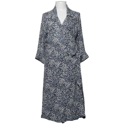 Robe portefeuille (Bleu, Blanc, Gris) de Tone Barker Silk Élasthane, Soie