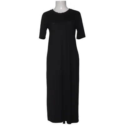 Långklänning (BEYOND DRESS) från Weekday Polyester, Viskos