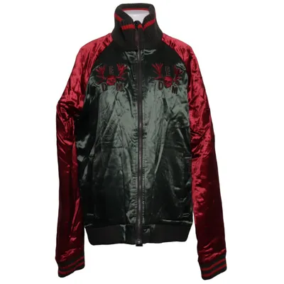 Bomberjack (Energie, Dead Mountains, Energie x Dead Mountains, bomber jacket, vintage bomber, rare bomber, collectible, collector, archive fashion, archival piece, designer jacket, designer fashion, luxury streetwear, premium fashion, limited edition, exclusive, rare find, deadstock style, satin bomber, varsity jacket, embroidered jacket, embroidered bomber, skull embroidery, gothic fashion, punk fashion, grunge fashion, alternative fashion, streetwear, Y2K, Y2K fashion, 2000s fashion, retro fashion, vintage clothing, fashion archive, high end streetwear, luxury vintage, statement jacket, black bomber, red bomber, oversized style, unisex, biker style, rock fashion, hype fashion, influencer style, TikTok fashion, viral fashion, Instagram style, festival fashion, unique jacket, fashion collector, rare clothing, sought after, iconic style, XL.) van Energie × Dead Mountains