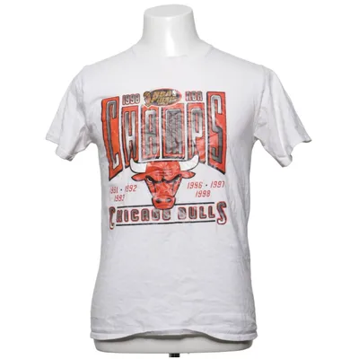 T-shirt (Chicago Bulls 1998 Nba Finals Champs) från Mitchell & Ness Bomull
