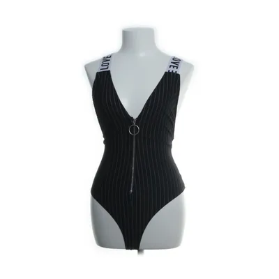 Body (Svart, Vit) från Fashion Nova Nylon