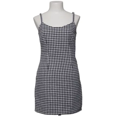 Kjole (Sort, Hvid) fra Monica Geuze x NA-KD Polyester