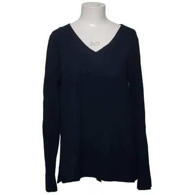 Pullover (storyteller, pullover, knit pullover, sweater, knitwear v neck sweater, v neck pullover, minimal sweater, basic sweater black sweater, dark navy sweater, classic color, neutral style long sleeve sweater, lightweight knit, soft knit, everyday wear size m sweater, regular fit, relaxed fit, comfy fit minimalist fashion, clean style, simple outfit, capsule wardrobe casual outfit, everyday style, workwear casual, smart casual fall fashion, autumn outfit, winter layering, cozy aesthetic timeless style, classic wardrobe, wardrobe staple unisex style, basic essential, layering piece) från Storyteller Bambu, Elastan
